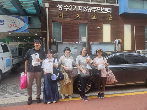 독거노인 빵 나누기