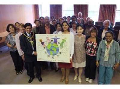 영국 지부 – 초종교 태피스트리 (여러가지 다른 색과 그림을 섞어 만드는 기법) 증정식